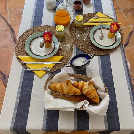 Le Clos De La Cathedrale Bed & Breakfast *